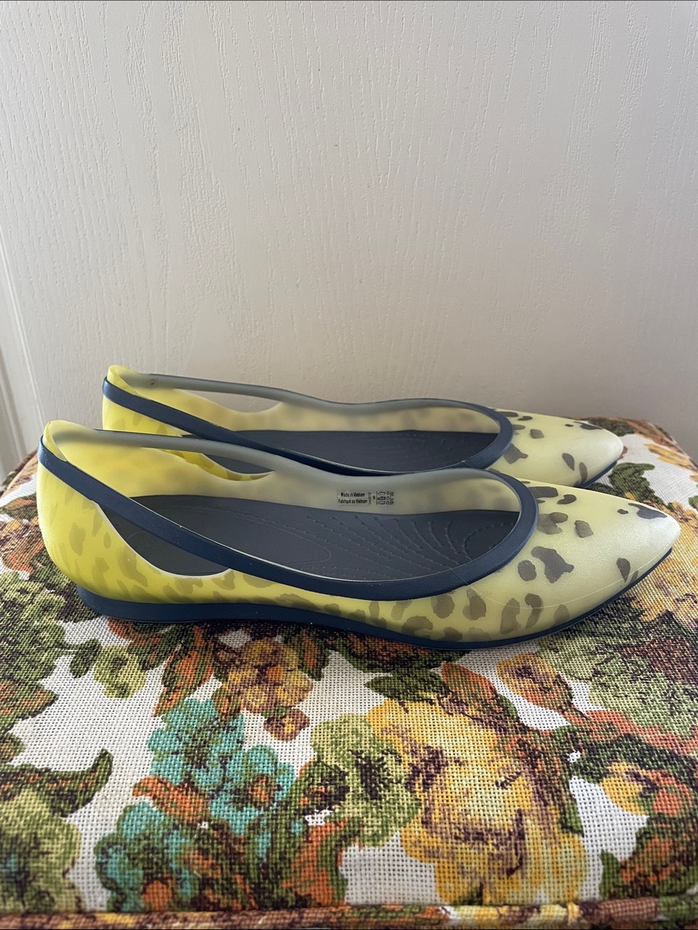 Crocs Yellow Leopard-Print Pointed Ballet Flats sz6